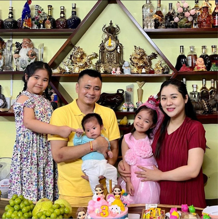 Tự Long thích phong cách truyền thống với những chiếc tủ kệ lớn, trưng bày nhiều món đồ trong nhà.