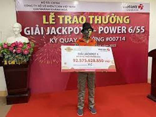Tại lễ trao thưởng, ông V.C cho biết có thói quen mua vé số Vietlott từ nhiều năm qua. Ông không chọn những con số quen thuộc như số nhà, số xe, số ngày - tháng - năm sinh của mình và người thân... vì cho rằng trúng thưởng giải Jackpot của Vietlott là sự may mắn trời cho. Ảnh: Vietlott