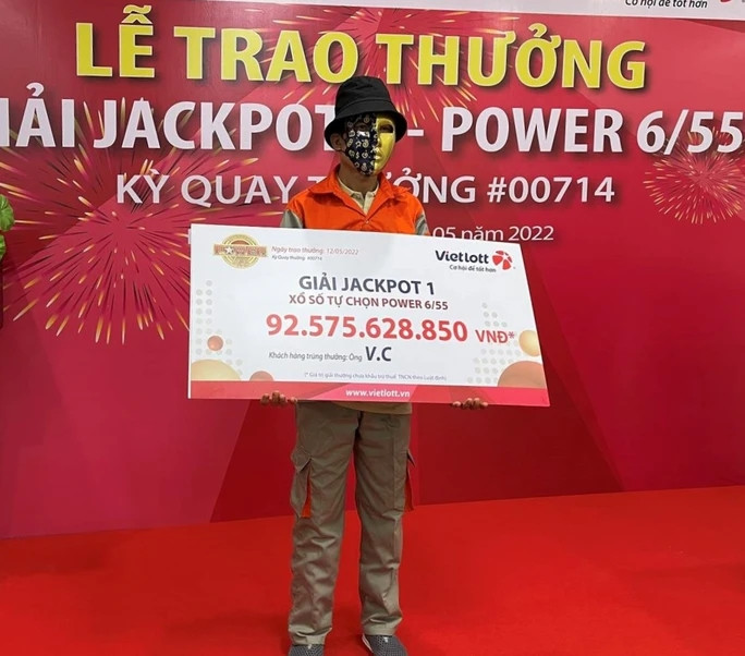 Tháng 5/2022 tại TP Đà Nẵng, Chi nhánh Khánh Hòa (thuộc Công ty Xổ số điện toán Việt Nam - Vietlott) tổ chức lễ trao thưởng cho ông V.C đến từ Đà Nẵng - người trúng giải Jackpot 1, sản phẩm xổ số tự chọn Power 6/55 trị giá hơn 92,5 tỷ đồng. Ảnh: Người lao động