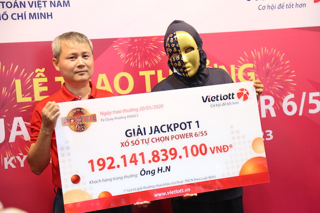 Tháng 5/2020, Vietlott tổ chức lễ trao thưởng hơn 192 tỷ đồng cho một khách hàng may mắn ở TP HCM đã trúng vé số Jackpot 1 Power 6/55 kỳ quay thứ 423 cho ông H.N. Ảnh: Vietlott