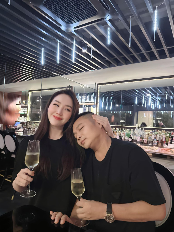 Mới đây, nhân dịp kỷ niệm 4 năm ngày cưới, Bảo Thy chia sẻ khoảnh khắc cả hai vợ chồng trốn con để cùng nhau hẹn hò lãng mạn.