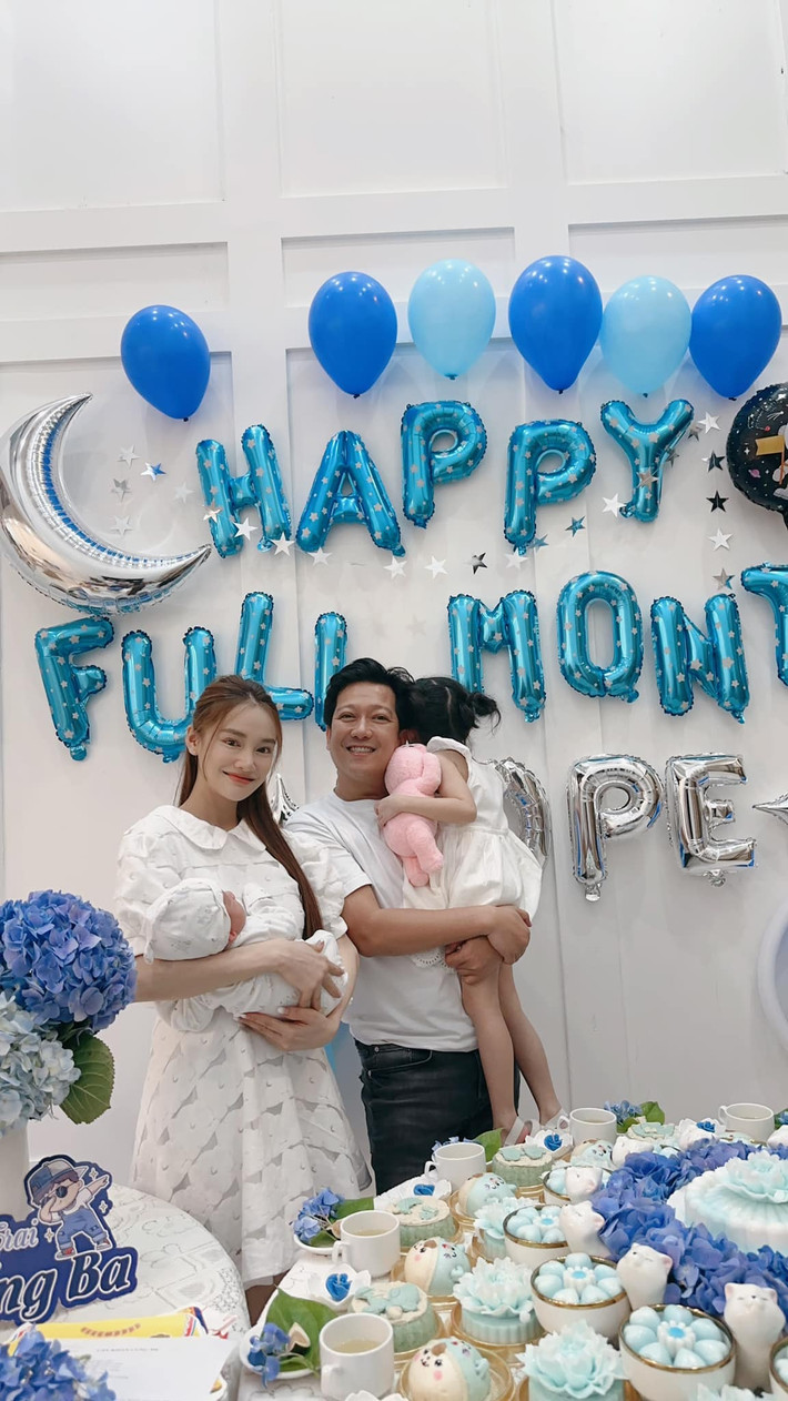 Mới đây, Trường Giang - Nhã Phương có buổi tiệc đầy tháng ấm cúng cho cậu út tại nhà riêng. Sau 5 năm cưới, cặp đôi đã đón thêm con thứ 2. Ảnh: FBNV