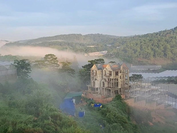Nhìn từ trên cao xuống, căn biệt thự cũng rất nguy nga, bề thế. Ảnh: FBNV