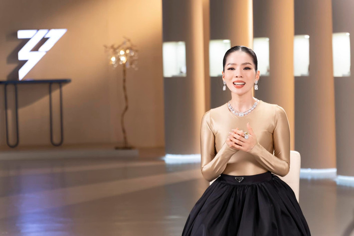 Xuất hiện trên tập 1 của "Chị Đẹp Đạp Gió Rẽ Sóng", ca sĩ Lệ Quyên gây ấn tượng khi đáp lại câu hỏi "Nhà em Sài Gòn hay Hà Nội?" của diva Mỹ Linh rằng: "Ở đâu cũng có một cái nho nhỏ". Ảnh: FBNV