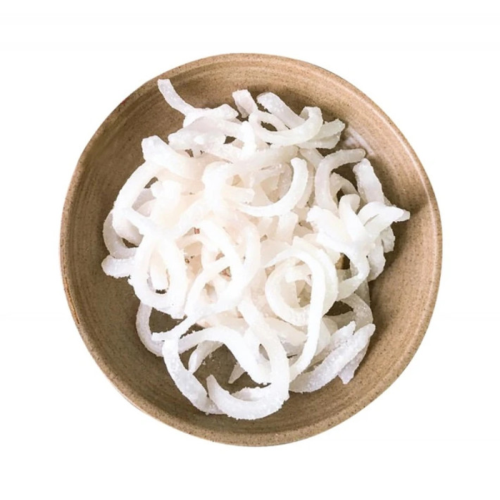 Mứt dừa sáp được khách hàng ưa chuộng bởi khi ăn vừa giòn, vừa ngọt, vừa dẻo dẻo, béo, vừa lạ mang đậm nét đặc trưng của vùng miền. Ảnh: Internet
