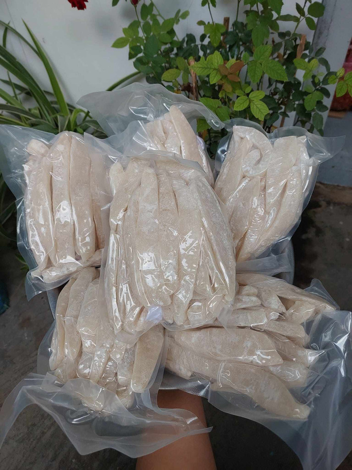 Thông thường, dừa sáp dùng để chế biến nhiều loại nước giải khát. Nhưng khi làm mứt, dừa sáp không dễ như dừa thường. Bởi, dừa sáp nhiều dầu hơn, khó sên hơn. Ảnh: Nông thôn Việt