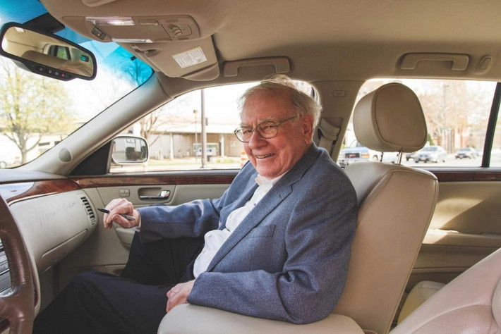 Năm 2014, Warren Buffett quyết định mua một chiếc Cadillac XTS có giá khoảng 45.000 USD (hơn 1 tỷ đồng) nâng cấp từ chiếc Cadillac DTS đời 2006 trước đó. Ông đã lái xe này hơn 30.500 km, hầu như bị hư hỏng cho đến khi ông cảm thấy cần phải thay xe khác. Ảnh: Getty