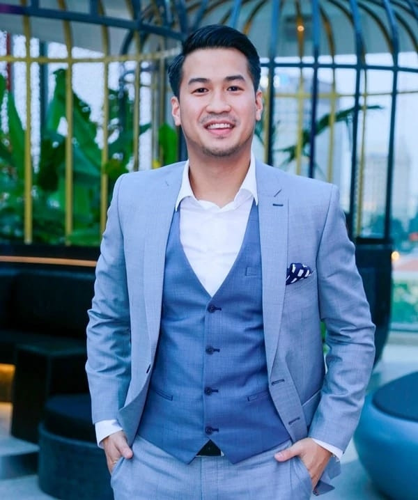 Chàng thiếu gia hiện là Phó Tổng giám đốc phát triển dự án đồng thời là CEO của IPP Travel Retail, phụ trách mảng phát triển Kinh doanh Dịch vụ Phi Hàng không bao gồm: cửa hàng miễn thuế, cửa hàng bán lẻ và quảng cáo thương mại tại các sân bay. Ảnh: IPPG