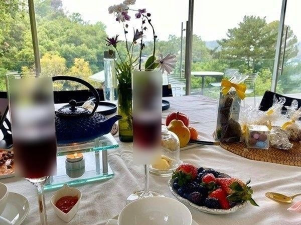 Ngoài ra, Hồng Nhung còn sở hữu căn biệt thự nằm trên đồi ở Hollywood (Mỹ).