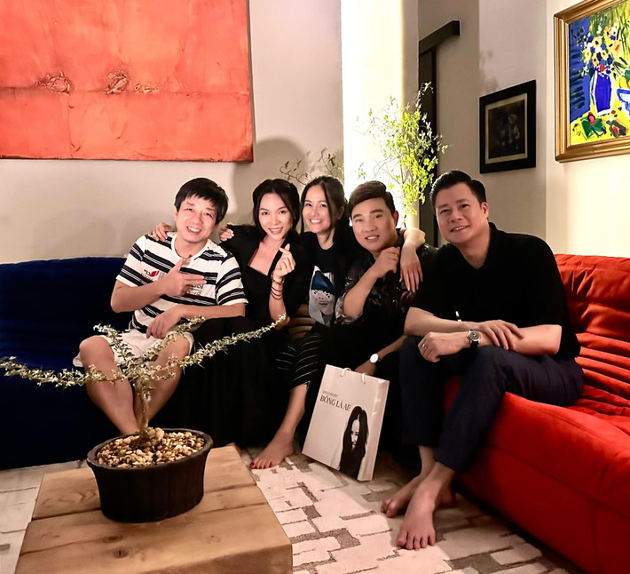 Mới đây, ca sĩ Hồng Nhung gây chú ý khi hé lộ ngôi nhà mới tậu ở TP HCM được các đồng nghiệp toàn ca sĩ đình đám như Mỹ Tâm, Quang Dũng, Quang Linh, nhiếp ảnh gia Đoàn Minh Tuấn tới "xông đất".