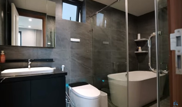 Phòng tắm có bồn tắm lớn và toilet thông minh. Nguồn ảnh: chụp màn hình NhaF