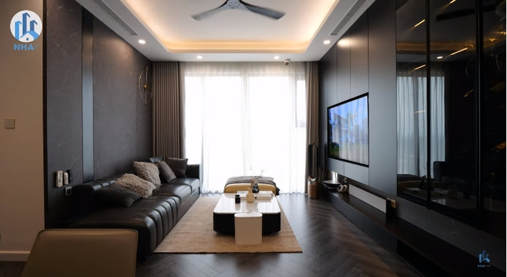 Nội thất trong nhà có sự kết hợp giữa gỗ, da và vật liệu mang tính phản chiếu cao như mặt đá.