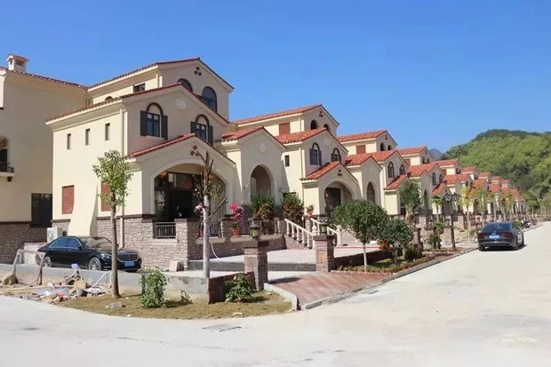 Trong làng, có nhiều dãy biệt thự và siêu xe đỗ la liệt vỉa hè. Nguồn ảnh; Chinanews, Sina