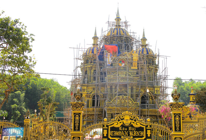 Thời gian gần đây, nhiều người đi qua quốc lộ 7A (thuộc xóm 12, xã Mỹ Thành, huyện Yên Thành, tỉnh Nghệ An) không khỏi trầm trồ trước vẻ nguy nga, hoành tráng của tòa lâu đài Thoan Bình. Ảnh: Vietnamnet