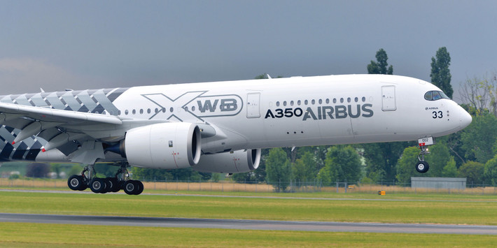ACJ350 của Airbus được chế tạo dựa trên Airbus A350 - một loại máy bay thân rộng hai động cơ phổ biến. ACJ350 có diện tích sàn 3.300 m2 và có giá lên tới 300 triệu USD.