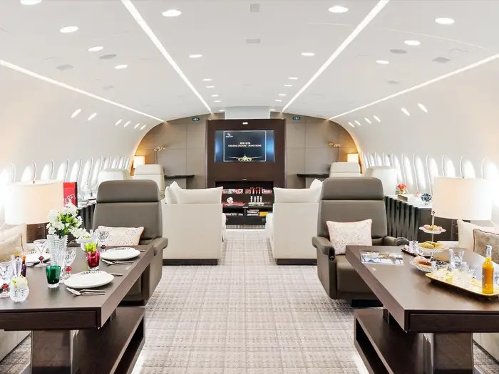 BBJ có tầm hoạt động 9.945 hải lý, nghĩa là nó có thể bay đến gần như bất kỳ hai thành phố nào trên thế giới mà không cần dừng để tiếp nhiên liệu.
