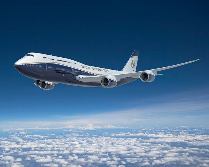 Boeing 747-8 BBJ có giá 418,4 triệu USD. Nếu như chiếc 747-8 có thể chứa tới 467 hành khách thì Boeing 747-8 BBJ chỉ có thể chứa 100 hành khách - mặc dù con số này khá nhiều đối với một máy bay tư nhân.