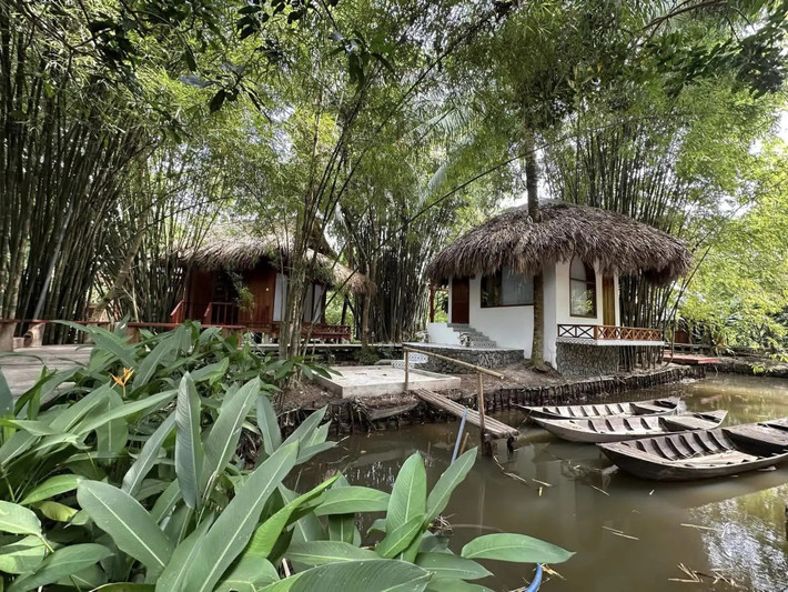 Giữ nguyên hệ sinh thái vốn có của vùng sông nước Tây Nam, diễn viên Vân Trang chỉ cải tạo, xây dựng thêm một số hạng mục khác, nên khu nghỉ dưỡng sở hữu không gian gần gũi với thiên nhiên, vừa đơn sơ, vừa mát mẻ.