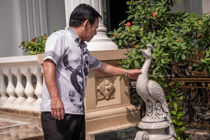 Bên cạnh đó, các bộ bàn ghế bằng đồng hay bức tượng ngoài sân... đều là món quà tình cảm mà NSƯT Quang Tèo được khán giả tặng. Ảnh: House Home