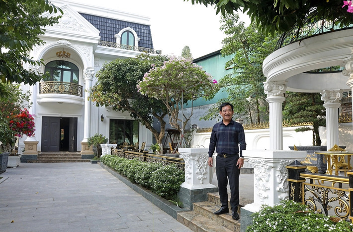 Biệt thự của nghệ sĩ Quang Tèo nằm trên mảnh đất rộng 1000 m2, thiết kế theo kiểu tân cổ điển, sang trọng. Ảnh: Dân trí