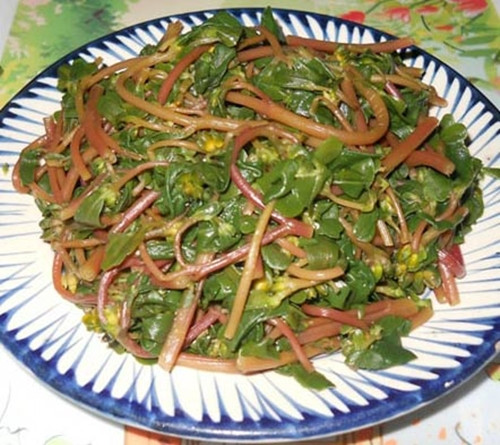 Rau sam có thể dùng như món rau sống ăn kèm trong bữa cơm của người Việt.