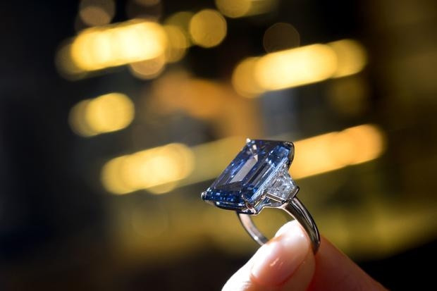 Trong số ba viên, viên Oppenheimer Blue là viên kim cương duy nhất được bán giá cao hơn Bleu Royal, với giá 57,5 triệu Đô trong cuộc đấu giá năm 2016. Ảnh: Reuters