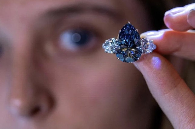 Mức giá này khiến Bleu Royal trở thành một trong những viên kim cương đắt nhất từng được bán đấu giá. Ảnh: Reuters