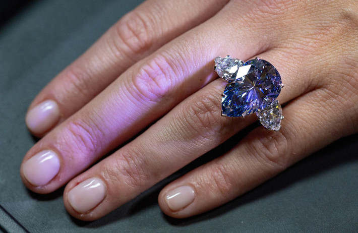 Với trọng lượng 17,61 carat, Bleu Royal là viên đá quý màu xanh lam sống động hoàn hảo bên trong lớn nhất từng được rao bán trong lịch sử đấu giá. Ảnh: Reuters