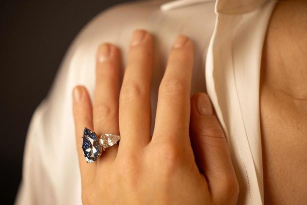 Max Fawcett cho biết, viên đá quý đã được bán với giá gần 2,5 triệu USD mỗi carat, khiến nó trở thành "lô đồ trang sức đắt nhất được bán trong cả năm 2023" bởi bất kỳ nhà đấu giá nào trên toàn thế giới. Ảnh: Getty