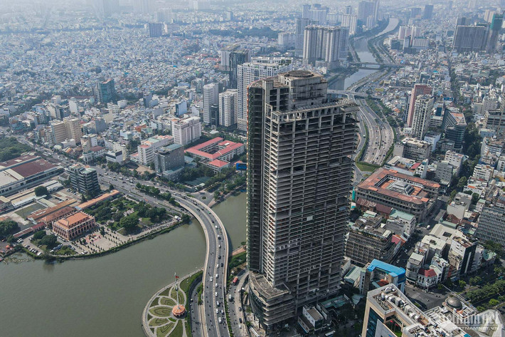 Saigon One Tower được khởi công xây dựng từ năm 2007 với chiều cao 195m (41 tầng), từng lọt top 10 tòa nhà cao nhất Việt Nam và top 3 tòa nhà cao nhất TP.HCM (sau Bitexco Financial Tower và Vietcombank Tower, khi chưa có Landmark 81). Tọa lạc góc đường Hàm Nghi - Tôn Đức Thắng - Võ Văn Kiệt, dự án từng được kỳ vọng trở thành biểu tượng kiến trúc của thành phố hoa lệ. Dự án Saigon One Tower được đổi tên mới là IFC One Saigon được Viva Land (thành viên của hệ sinh thái Vạn Thịnh Phát) mua lại hồi cuối năm 2021. Ảnh: Anh Tiến.