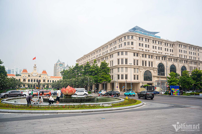 Toà nhà Union Square nằm ngay đầu tuyến phố đi bộ Nguyễn Huệ, giáp 4 mặt tiền đường và gần kề với trụ sở HĐND và UBND TP.HCM được Vạn Thịnh Phát mua lại vào tháng 6/2013 với số tiền lên tới 10.000 tỷ đồng.
