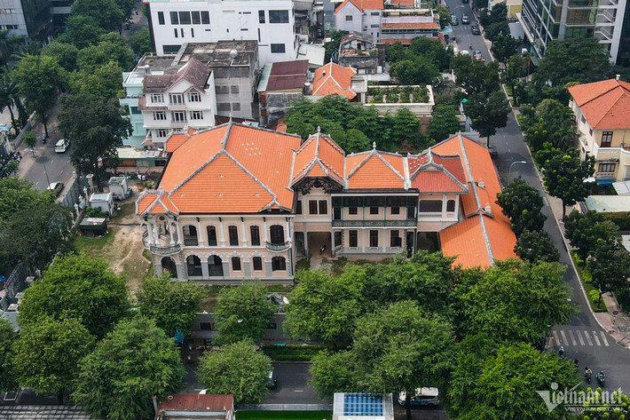 Căn biệt thự cổ phong cách Pháp có 4 mặt tiền nằm góc giao lộ Võ Văn Tần – Bà Huyện Thanh Quan - Nguyễn Thị Diệu (quận 3, TP.HCM) được Vạn Thịnh Phát đã bỏ ra hơn 700 tỷ đồng để mua lại năm 2015, sau đó đang thực hiện việc cải tạo, nâng cấp.