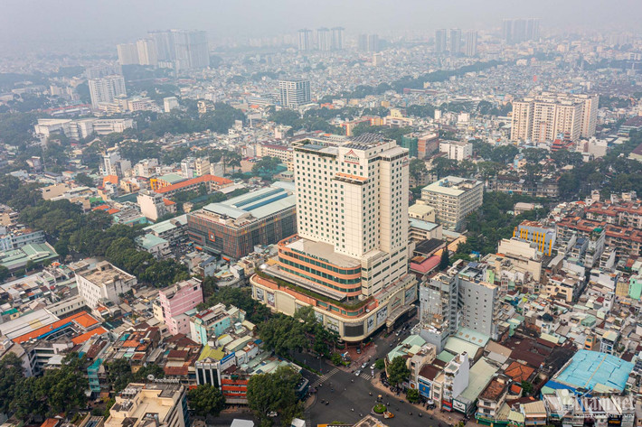 Trung tâm mua sắm An Đông Plaza và khách sạn 5 sao Windsor Plaza (18 đường An Dương Vương, quận 5, TP.HCM) cũng thuộc sở hữu của Tập đoàn Vạn Thịnh Phát. An Đông Plaza – Winsor Hotel có tổng vốn đầu tư hơn gần 1.300 tỷ đồng với tòa nhà cao 25 tầng và trung tâm thương mại, hội nghị. Windsor Hotel là khách sạn đầu tiên do tư nhân Việt Nam đầu tư và quản lý, đạt tiêu chuẩn 5 sao của Tổng cục Du lịch Việt Nam.