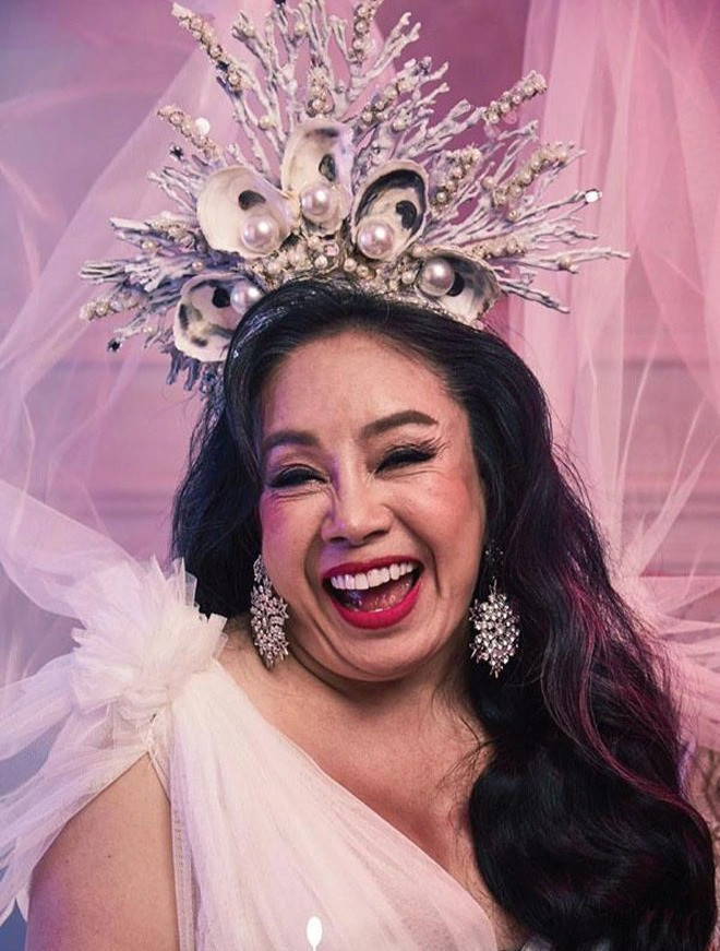 Nữ đại gia Leena Jungjunja (64 tuổi) đến từ Thái Lan từng trở thành hiện tượng mạng toàn châu Á với hàng loạt phát ngôn sốc cũng như chia sẻ gây chú ý xoay quanh đời sống hôn nhân và tình yêu của mình. Ảnh: News NPR