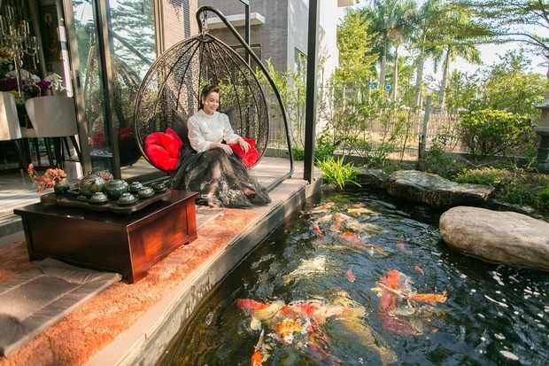 Ấn tượng nhất là khu vực sân vườn rộng lớn với hồ cá Koi được bao quanh bởi nhiều cây cối.