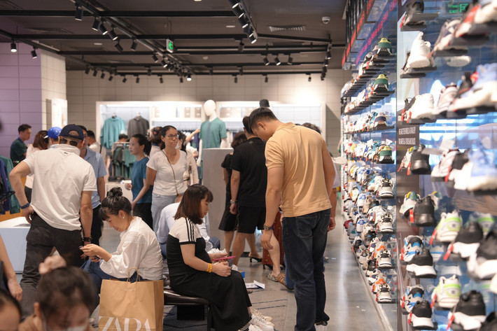 Cũng trong ngày Black Friday (24/11), các thương hiệu thời trang quốc tế đình đám như Zara, Pull&Bear, Stradivarius, ADLV... đồng loạt tung ra các chương trình ưu đãi tốt nhất năm, giảm giá từ 30 - 40% áp dụng tại tất cả các cửa hàng trên toàn hệ thống Vincom. Ảnh: Vincom
