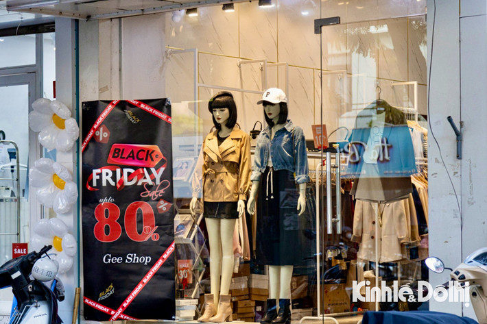 Một số cửa hàng thời trang giảm giá tới 80% trong dịp Black Friday. Ảnh: Kinhtedothi