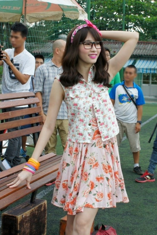 Chính Đặng Thu Thảo cũng bất ngờ trước tạo hình "xấu lạ" này của mình. Với quen mắt với hình ảnh cô hoa hậu xinh đẹp, hút ánh nhìn trong những mẫu váy trắng thanh lịch, nên hình ảnh xì tin này của Thu Thảo khiến nhiều người bất ngờ.