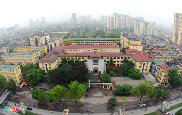 Đại học Khoa học Tự nhiên trên trục đường Nguyễn Trãi, quận Thanh Xuân. Trường được thành lập ngày 10/12/1993 sau khi tách đại học Tổng hợp thành trường Khoa học Tự nhiên và Khoa học Xã hội & Nhân văn.