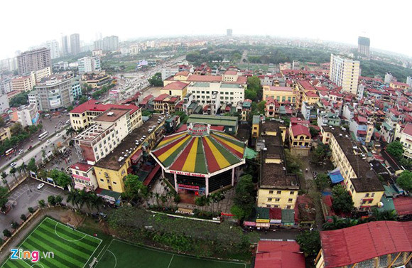 Cách đại học Quốc gia Hà Nội chưa đầy cây số về phía Tây thủ đô là trường Xiếc và Tạp kỹ Việt Nam. Thành lập năm 1969, trường có chức năng đào tạo các chuyên ngành xiếc người, thú, ảo thuật.