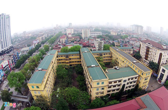 Liền kề với đại học Khoa học Tự nhiên là trường đại học Khoa học Xã hội và Nhân văn. Phía ngoài cổng trường vẫn giữ các dãy phòng học cũ có sửa sang, tu bổ, bên trong một số tòa nhà, giảng đường mới kịp thời được xây dựng lên đã nhiều năm để đáp ứng nhu cầu nghiên cứu, giảng dạy và học tập của giáo viên, sinh viên.