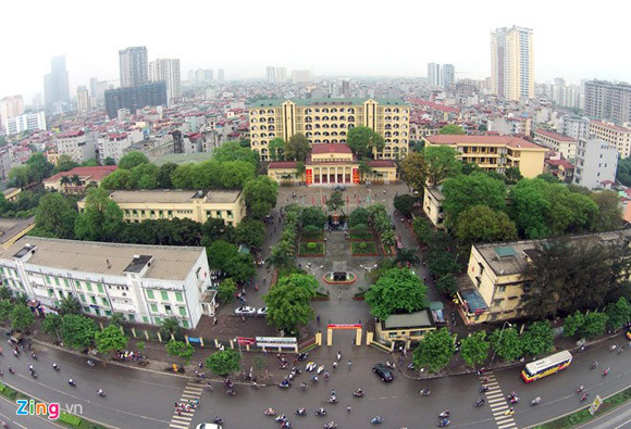 So với nhiều trường khác, Đại học Thương mại cũng có khuôn viên rộng rãi nhưng chỉ bằng một phần của Bách Khoa hay nhiều cơ sở khác.