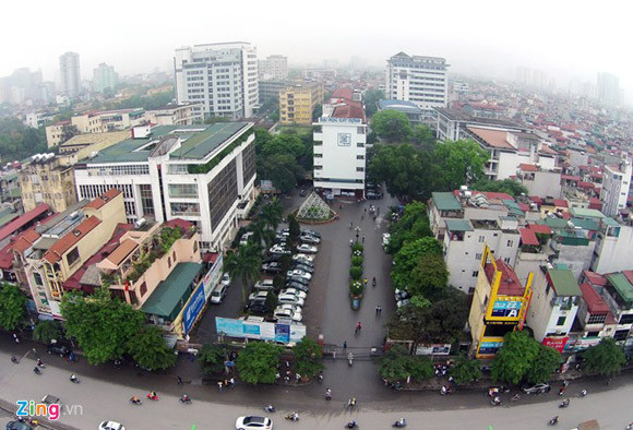 Đại học Xây dựng trên đường Giải Phóng. Trường được thành lập vào năm 1966, trước đó trường chỉ là một khoa (1956-1966) của đại học Bách khoa Hà Nội. Đây là cơ sở đào tạo và bồi dưỡng nguồn nhân lực có trình độ trong lĩnh vực xây dựng.
