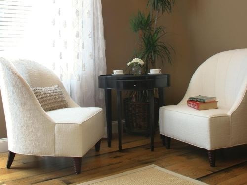 1. Sắp xếp các độ vật có đôi có cặp. Trong trang trí nhà ở, các chuyên gia phong thủy cho rằng, nếu bạn muốn đời sống vợ chồng hạnh phúc hơn, hoặc những người độc thân muốn có người yêu thì đừng để những đồ vật lẻ loi trong nhà. Đừng để một cái ghế lẻ loi trong góc, những bức tranh hay ảnh chỉ có một mình, trên bàn chỉ có một chiếc cốc uống cafe hay trà... Việc tạo ra một không gian có đôi có cặp là rất quan trọng để gia chủ tăng vận đỏ về tình duyên.