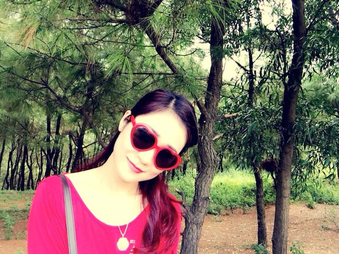 Ở đời thường vợ Tự Long xinh xắn dễ thương với những biểu cảm đáng yêu.