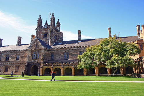 Đại học Sydney nằm trong Top 10 trường đại học có khuôn viên đẹp nhất thế giới do tạp chí Daily Telegraph, The Huffington Post và Disney Pixar bình chọn. Đây cũng là một trong những đại học có nhiều cựu sinh viên giàu có nhất, đứng thứ 5 toàn cầu với các sinh viên tốt nghiệp có tài sản cá nhân hơn 30 triệu đô.