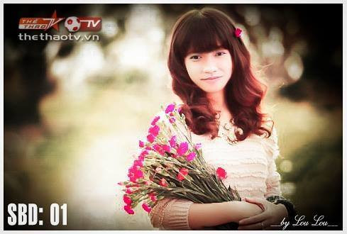 Tiền vệ Hồ Ngọc Thắng "duyên dáng" với bó hoa trên tay.
