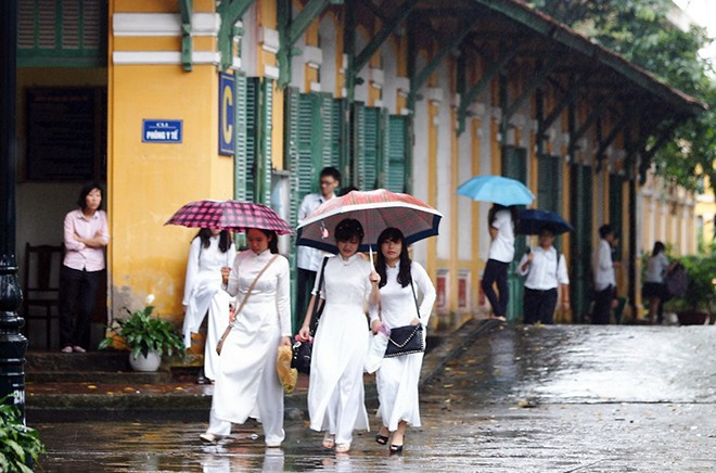 Theo quy định của Sở Giáo dục - Đào tạo Hà Nội thì trường Chu Văn An cùng trường Hà Nội - Amsterdam là hai trường THPT có hệ thống lớp chuyên của Sở, vì vậy học sinh tốt nghiệp lớp 9 muốn vào học tại hai trường này ngoài việc phải tham gia kì thi vào lớp 10 chung cho các trường trung học phổ thông chuyên và không chuyên trực thuộc Sở, còn phải tham gia kì thi chuyên chung của hai trường với tỷ lệ chọi khá cao.
