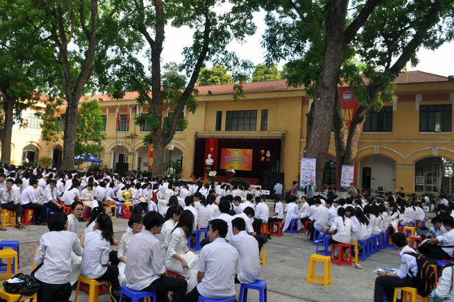 Ngôi trường đến vẫn giữ được nét đẹp cổ kính, mộc mạc, rợp bóng cây xanh.