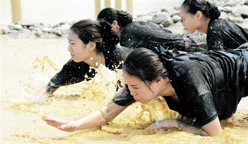 Mùa tuyển sinh đại học năm nay, nghề tiếp viên hàng không vẫn là một trong những nghề mơ ước, hấp dẫn với các bạn trẻ. Tuy nhiên, để thi đầu vào ngành này không đơn giản vì yêu cầu nhiều tiêu chí cả về ngoại hình và kiến thức, khi đậu rồi, việc học cũng vô cùng gian nan, khổ luyện, nhất là với các bạn nữ.